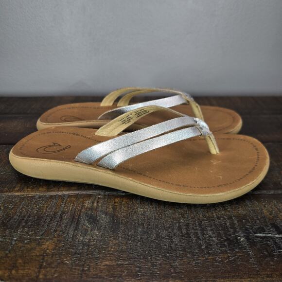 NEW Olukai Kapehe Luana Womens Size 5 Sandals Flip Flop Thong Silver Leather - Picture 1 of 11